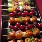 Delicieuses brochettes apéritives prêtes à être servies lors d'un apéritif convivial.