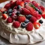 Recette facile de Pavlova avec une meringue croustillante et une garniture fruitée.