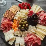 Plateau apéritif des fromages et charcuteries pour un moment convivial