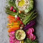 Plateau apéro aux légumes frais de printemps, idéal pour un apéritif convivial.