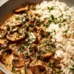 Stroganoff de Champignons avec riz complet, plat végétarien et savoureux.
