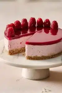 Bavarois Framboise avec croustillant chocolat blanc, dessert élégant et savoureux