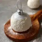 Délicieuse Bûche de Noël traditionnelle prête à être servie.