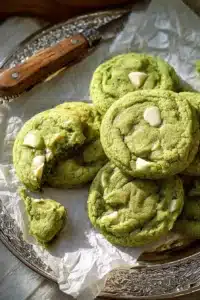Cookies au thé matcha avec pépites de chocolat blanc sur une assiette
