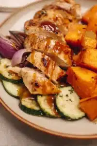 Poulet Miel-Moutarde au Four avec des légumes colorés