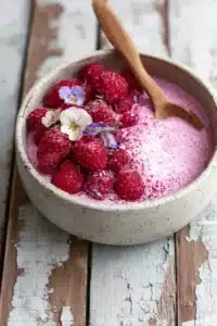 Pudding chia aux framboises garnie de fruits frais