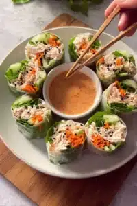 Rouleau de papier de riz au poulet Bang Bang géant prêt à être dégusté.