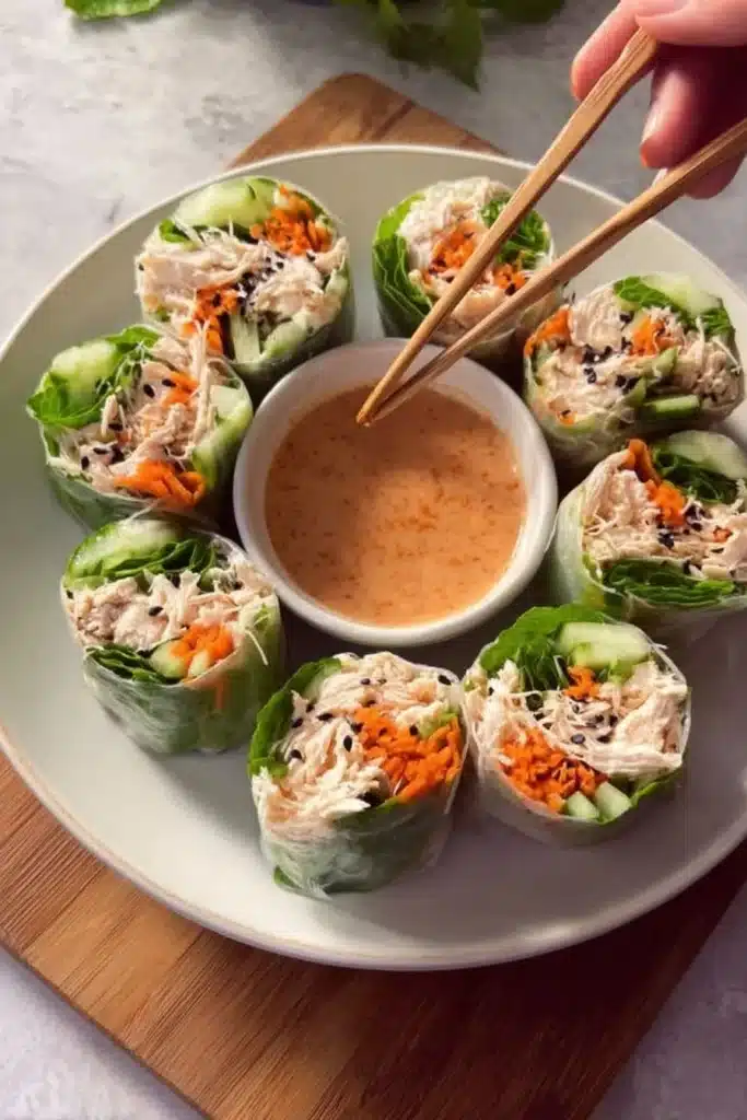 Rouleau de papier de riz au poulet Bang Bang géant prêt à être dégusté.