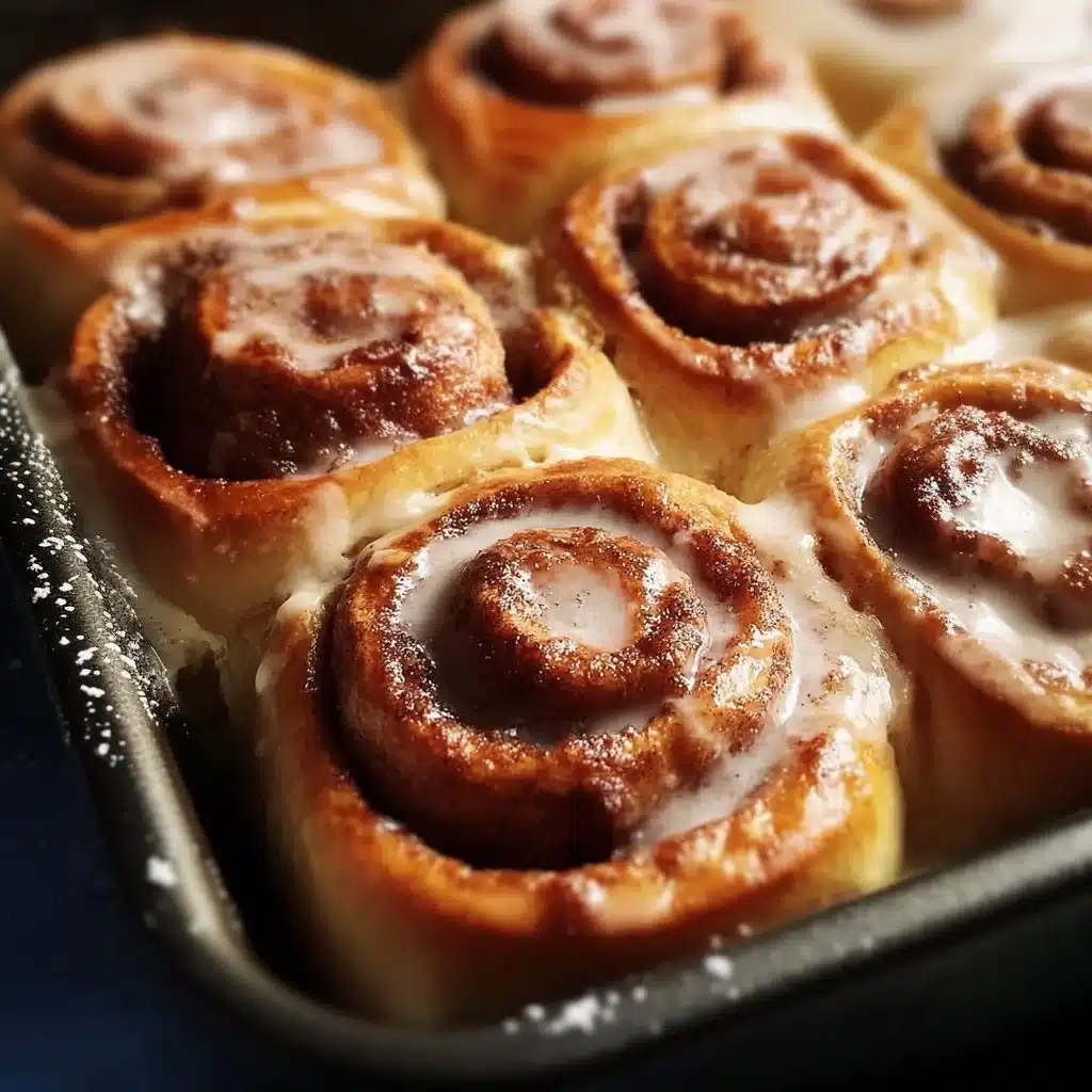 Roulés à la cannelle délicieusement dorés et moelleux sur une assiette