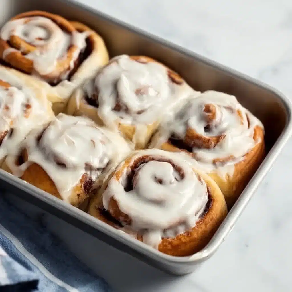 Roulés à la cannelle géants préparés avec des épices et une pâte moelleuse