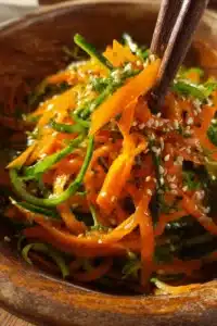 Salade de concombre et carotte fraîche et colorée dans un bol.