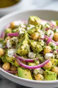 Salade de pois chiches avec feta et avocat dans un bol coloré