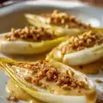 Gratin d'endives crémeux avec Roquefort et noix, plat chaleureux et délicat.