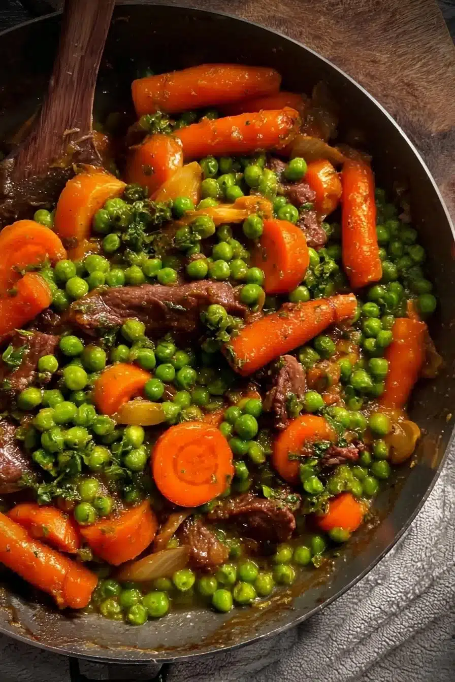 Plat de petit pois carottes à la viande, une recette savoureuse et colorée.