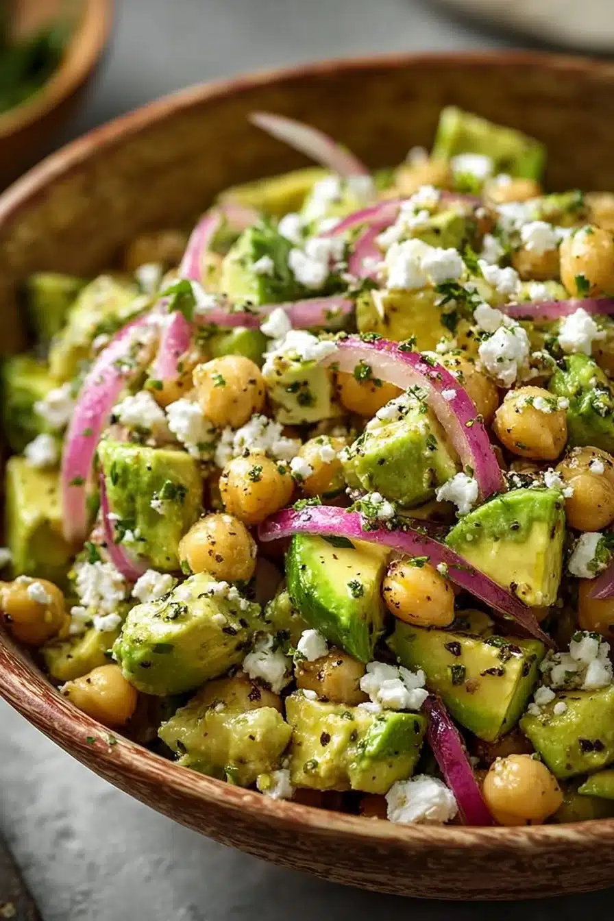 Salade de pois chiches avec feta et avocat, un plat coloré et nutritif
