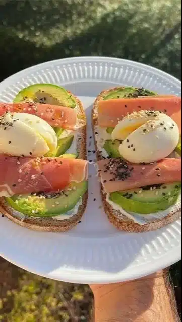 Toast gourmand au fromage léger, avocat, bacon de bœuf et œuf crémeux