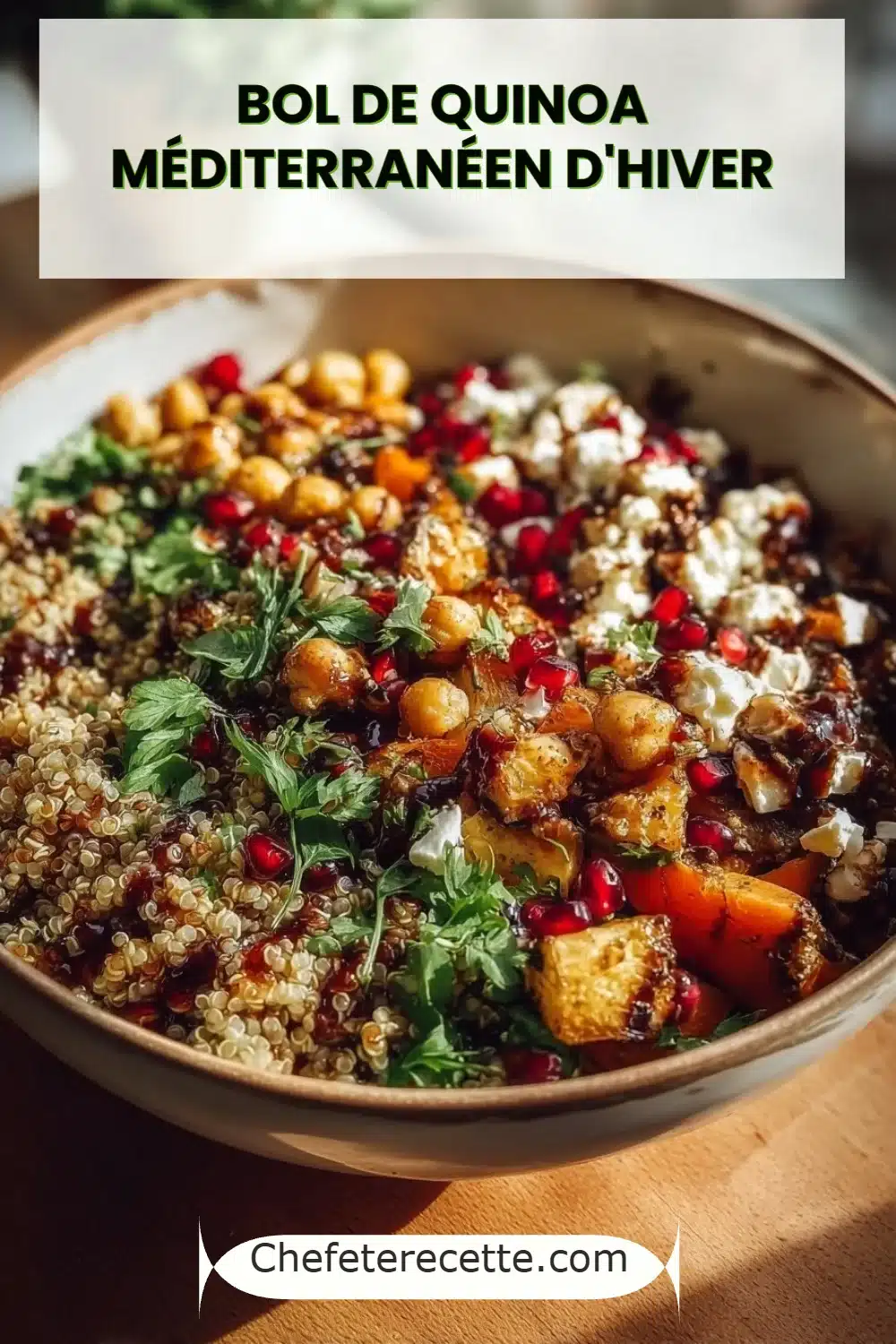 Bol de quinoa méditerranéen d'hiver