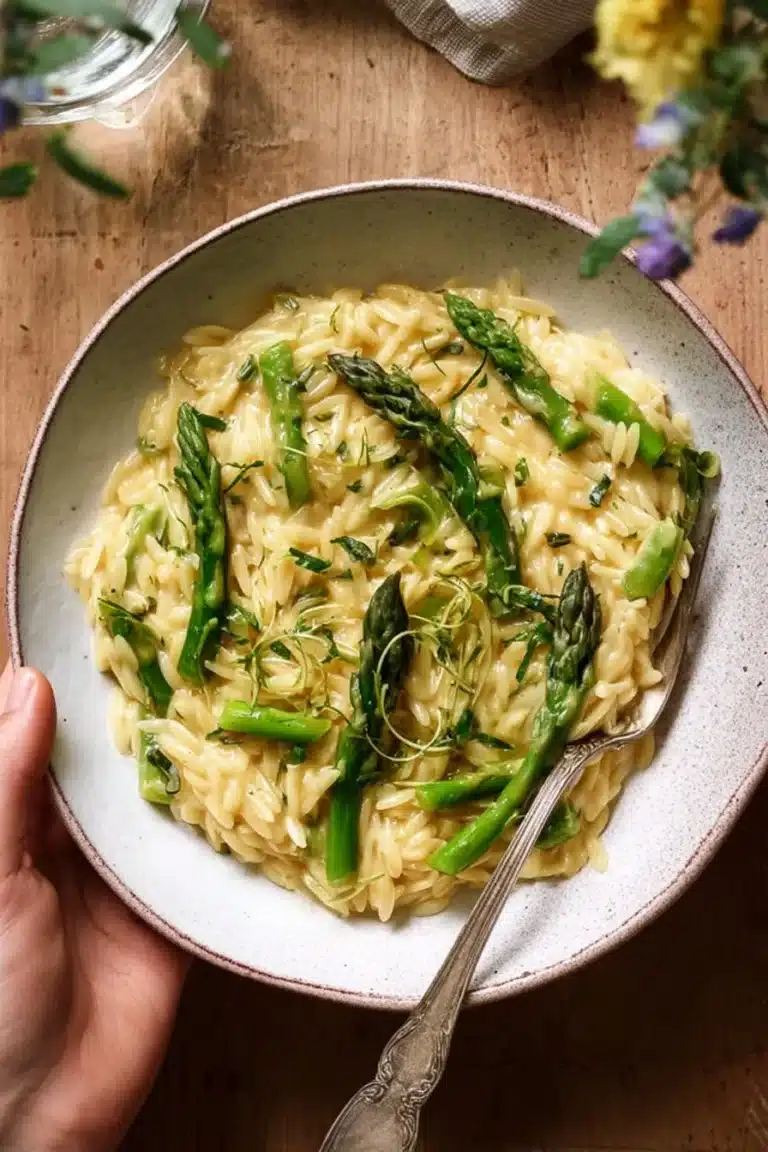 Orzo crémeux au comté et asperges, un plat savoureux et créatif.