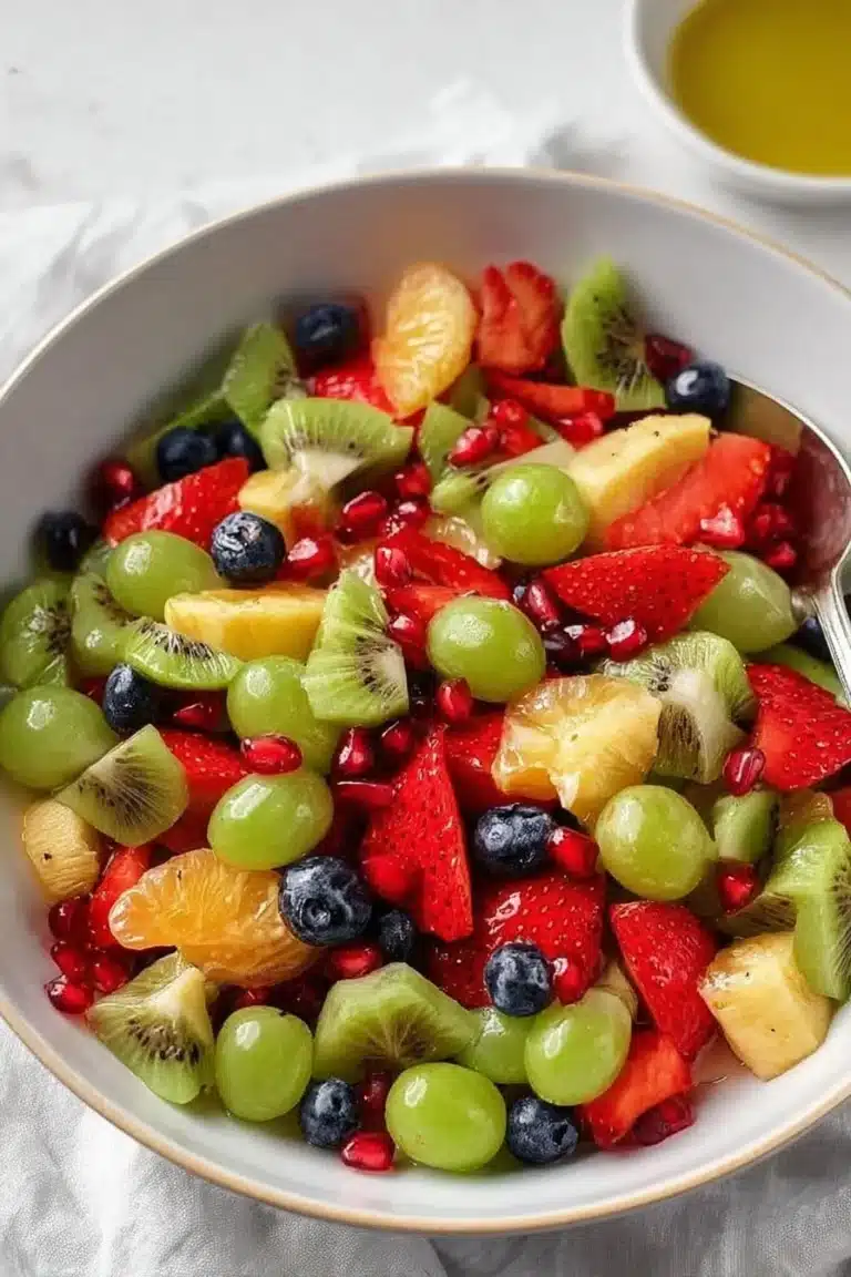 Salade de fruits au miel et au citron vert servie dans un bol.