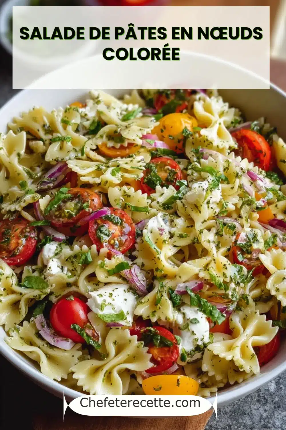 Salade de pâtes en nœuds colorée