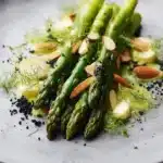 Asperges Rôties avec Amandes et Comté Végétal, un plat délicieux et coloré