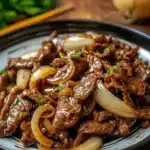 Bœuf sauté aux oignons appétissant dans une poêle