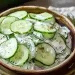 Plat de concombre au yaourt frais, un accompagnement léger et rafraîchissant.