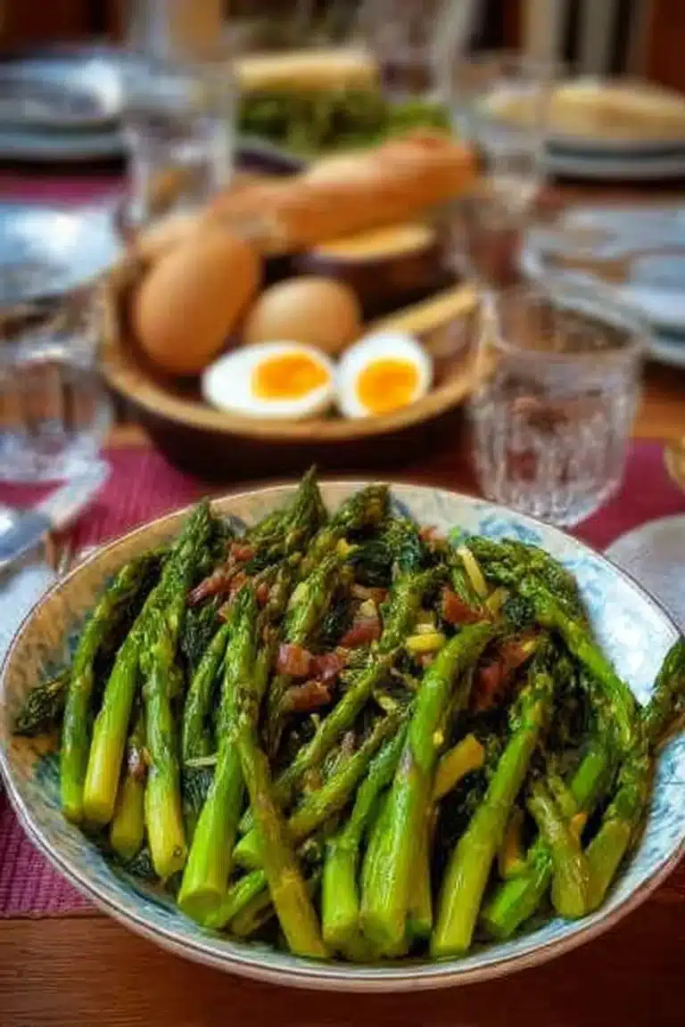 Fricassée d'asperges fraîchement préparée sur assiette