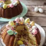 Gâteau Surprise de Pâques avec décoration festive et couleurs vives