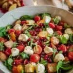 Salade de Noël festive avec ingrédients colorés et appétissants