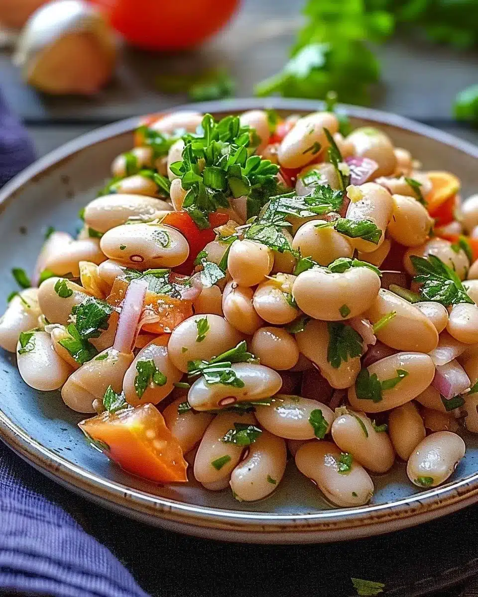 Salade fraîche de haricots blancs avec légumes colorés et vinaigrette légère