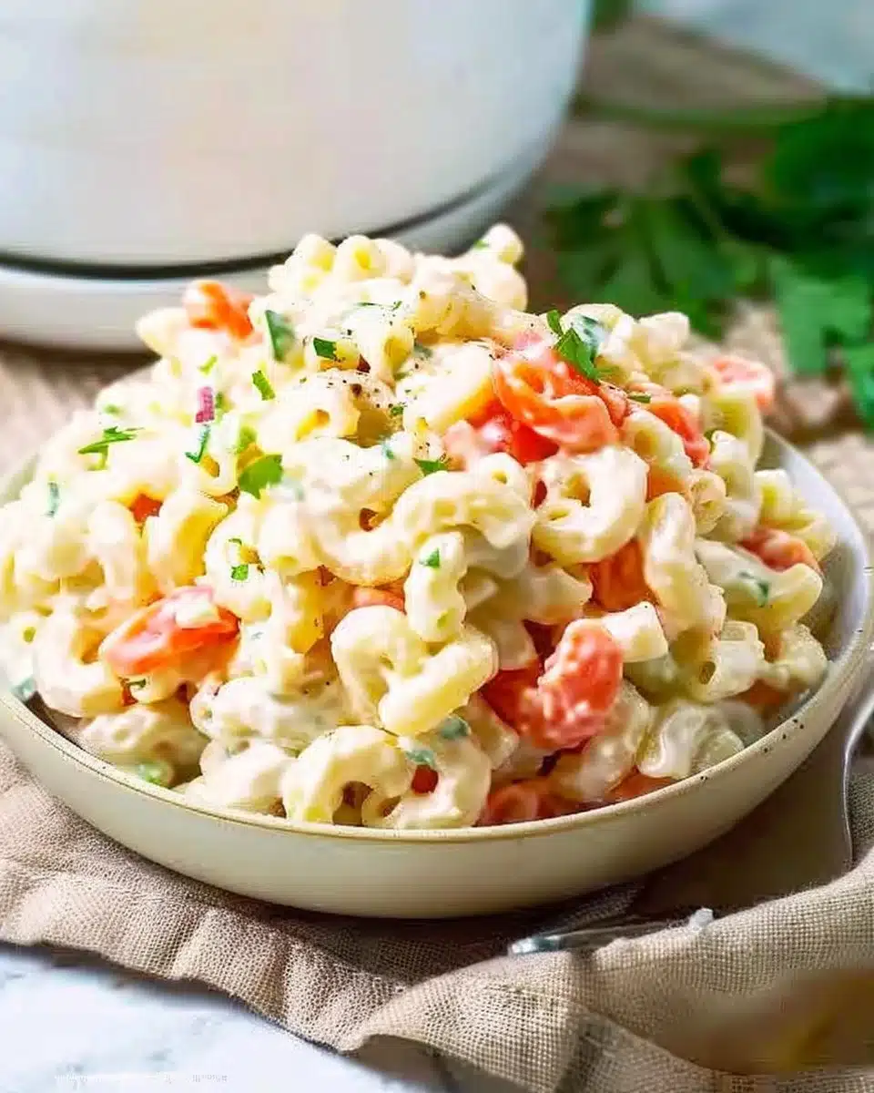 Salade macaroni crémeuse savoureuse et colorée, idéale pour vos repas d'été.