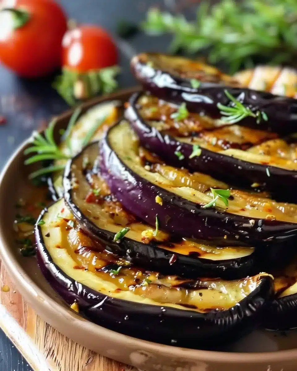 Aubergines grillées au four prêtes à être servies, avec des herbes fraîches.