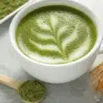 Matcha pour une peau éclatante naturelle dans un bol avec des feuilles de thé