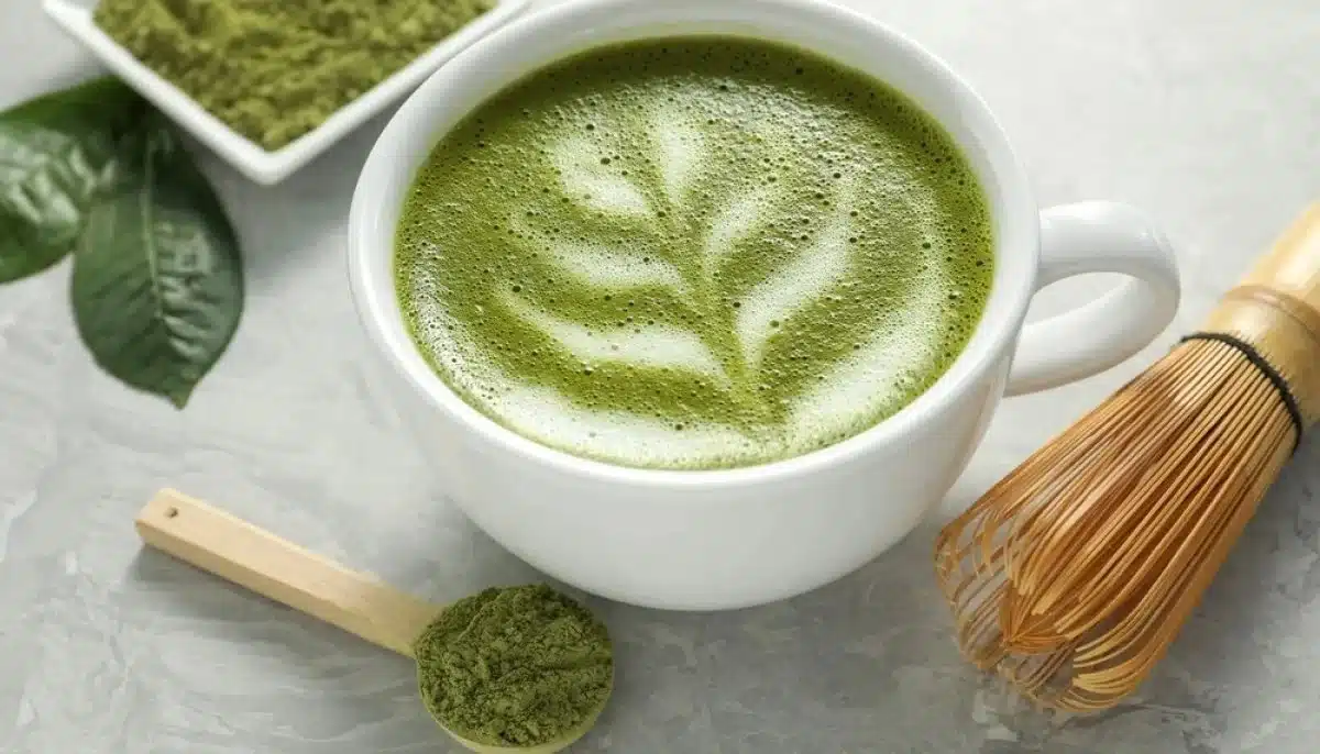 Matcha pour une peau éclatante naturelle dans un bol avec des feuilles de thé
