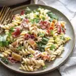 Salade de pâtes BLT crémeuse garnie de tomates, laitue et bacon croustillant